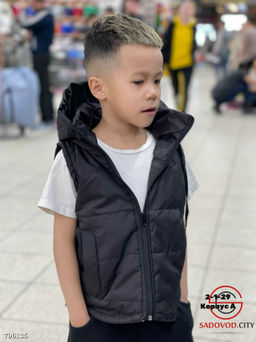 Жилет для мальчика с капюшоном