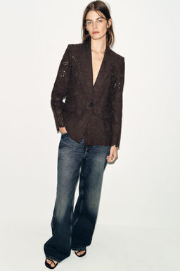 BLAZER RECTA HOMBRERAS BORDADOS PERFORADOS / Marr?n