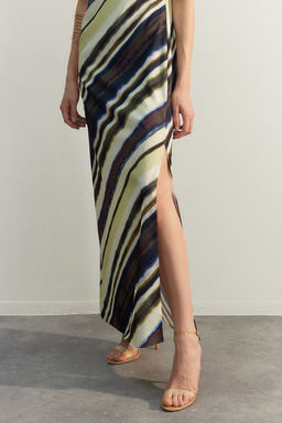 TRENDYOLMILLA Cok Renkli Batik Desenli Duz Kesim Kolsuz Maxi Astarl? Saten Dokuma Elbise TWOSS23EL02238 фото 4