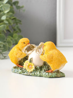 Фигурка полистоун Цыплята завязывают подарочный бант на яичке, 7 см