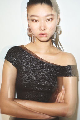 Top fruncido de un hombro