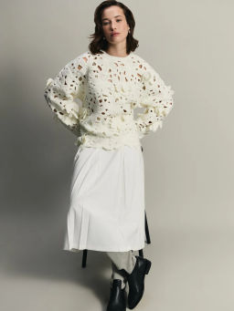 Фактурный джемпер с объёмными цветами / Zarina