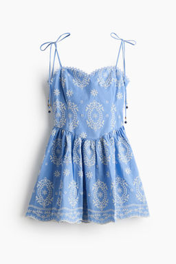 Vestido bordado con tirantes de lazo