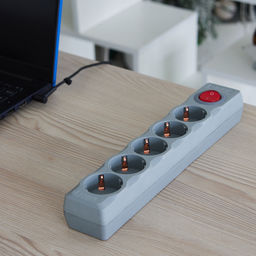 S-GSU5-5 GREY Cетевой фильтр серии Universal, 5м (Пвс 3*0,75), 5 гнезд, с/з. 10А. Защита от перенапряжения, короткого замыкания. TM Uniel.