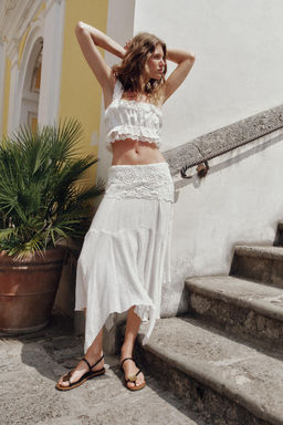 FALDA MIDI ASIM?TRICA BORDADOS / Blanco