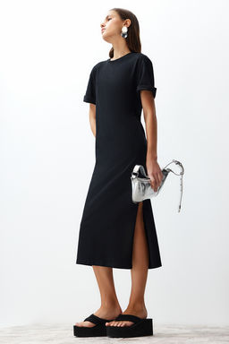 Siyah Duz T-shirt Elbise %100 Pamuk Y?rtmac Detayl? Shift/Rahat Kesim Midi TWOSS24EL00140