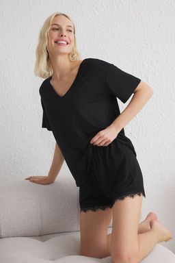 Trendyolmilla Siyah Dantel ve Baglama Detayl? Sortlu Orme Pijama Tak?m? THMSS25PT00012