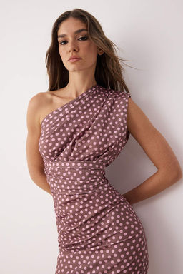 Kahverengi Puantiyeli Vucuda Oturan Tek Omuz Asimetrik Buzgu Detayl? Orme Midi Elbise TWOSS23EL02182