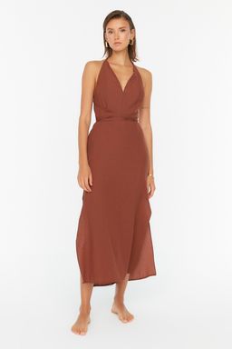 TRENDYOLMILLA Kahverengi Midi Dokuma S?rt Dekolteli Plaj Elbisesi TBESS22EL0727