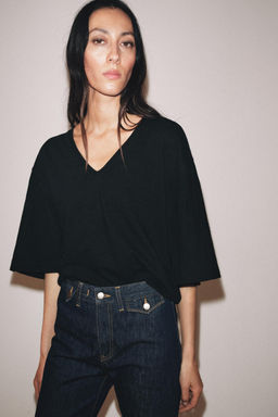 CAMISETA ESCOTE PICO / Negro - Zara фото 2