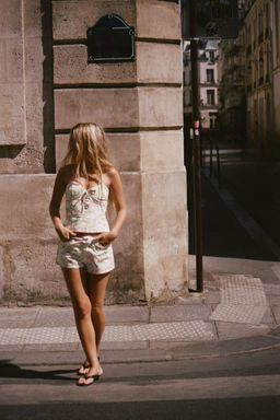 SHORTS FLORES DENIM TRF TIRO ALTO / Blanco roto