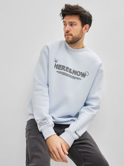 Теплый свитшот голубого цвета с текстовыми принтами св.голубой +печать 121801