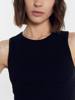 Топ в рубчик с фигурным подрезом черного цвета черный 112751