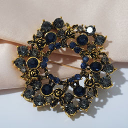 Брошь «Императрица» круг с розами, серо-синяя в чернёном золоте