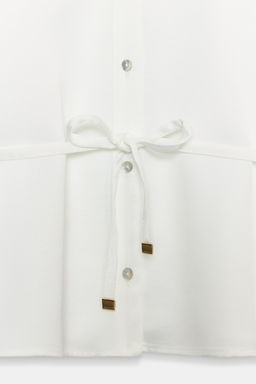 CAMISA SATINADA MANGA CORTA CINTUR?N / Blanco