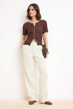 Kahverengi Fitted/Vucuda Oturan Dugmeli K?sa Kollu Dokulu Orme Bluz TWOSS26BZ00261 - Trendyolmilla фото 2