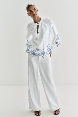 BLUSA BORDADOS FLORES / Crudo