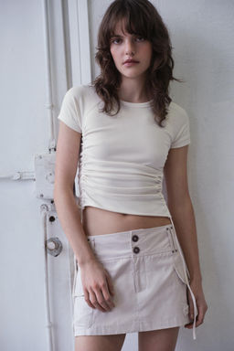 CAMISETA FRUNCES AJUSTABLES / Crudo