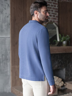 Лонгслив из мягкого фактурного трикотажа с плетеным воротником поло на пуговицах