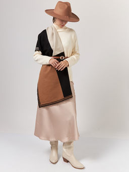 В СОСТАВЕ ШЕРСТЬ И КАШЕМИР Большой, мягкий, теплый однотонный двусторонний палантин. - Tantino фото 2