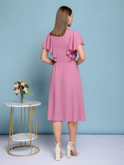 Платье розовое длины миди с V-образным вырезом и воланами на плечах - 1001dress фото 3