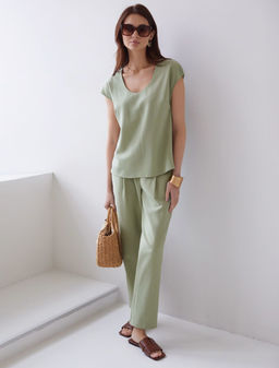 Блузка с U вырезом скроенная по косой из плотного лиоцелла