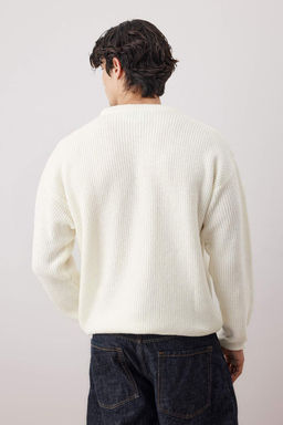 Ekru Oversize/Genis Kesim Bisiklet Yaka Ay? Nak?sl? Kazak TMNAW26KZ00003 - Trendyolmilla фото 4