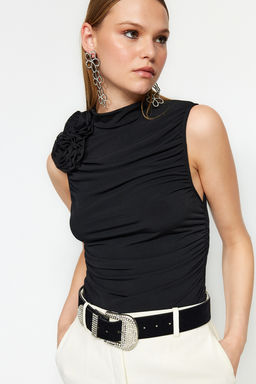 Trendyolmilla Siyah Drapeli Gul Detayl? Orme Bluz TPRAW24BZ00087