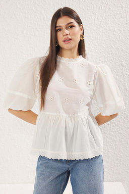 Trendyolmilla Beyaz Pamuklu Brode Balon Kol Bisiklet Yaka Dokuma Bluz TWOSS25BZ00168