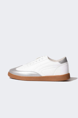 Женские кроссовки из искусственной кожи на плоской подошве со шнуровкой