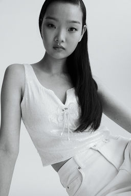 Top de lentejuelas con lazo decorativo