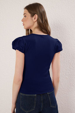 Trendyolmilla Fusya Dokuma Detayl? Fitted/Vucuda Oturan Balon Kol Orme Bluz TWOSS25BZ00216