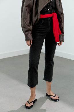 JEANS TRF CROPPED FLARE TIRO ALTO / Negro