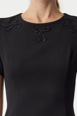 Trendyolmilla Siyah Etegi Belden Ac?lan Fiyonklu Tas Aksesuar Detayl? Mini Dokuma Elbise TWOAW25EL00473  фото 3