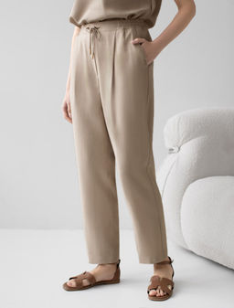 Брюки бананы с поясом на резинке из плотного лиоцелла