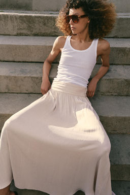 FALDA MIDI SATINADA / Beige