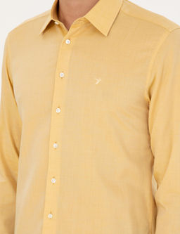 Желтая оксфордская рубашка приталенного кроя из смесового кашемира - Cacharel фото 7