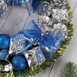 Венок новогодний d=22 см «Зимнее волшебство», с синими бантами и шариками