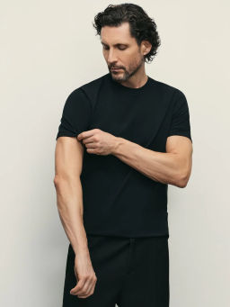 Базовая футболка slim fit / Zarina