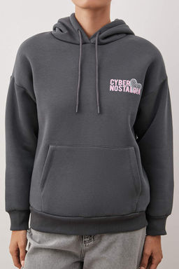 Antrasit S?rt Slogan Bask?l? Oversize/Genis Kal?p Kapusonlu Orme Sweatshirt TWOAW26SW00047 - Trendyolmilla фото 4