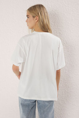 Trendyolmilla Ekru %100 Pamuk Oversize/Genis Kal?p Coctail Bask?l? Orme T-Shirt TWOSS25TS00202  фото 8