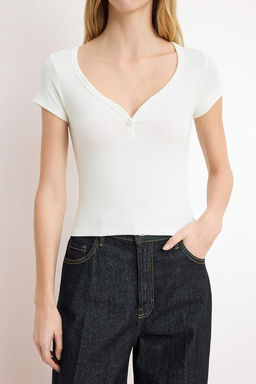 Ekru Fitted/Vucuda Oturan V Yaka K?sa Kollu Pamuk Ribana Orme T-Shirt TWOSS26TS00125 - Trendyolmilla фото 3