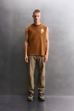CAMISETA TANK ESTAMPADO CONTRASTE / Ocre