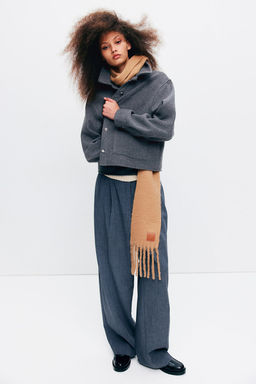 Chaqueta con botonadura frontal