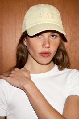 GORRA SARGA TEXTO PERRO / Amarillo claro