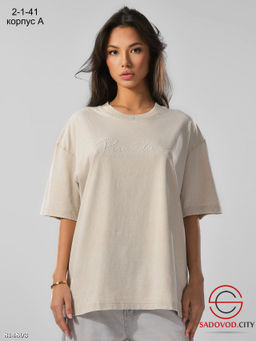 Женская футболка с эффектом варёнки и стильным принтом из страз