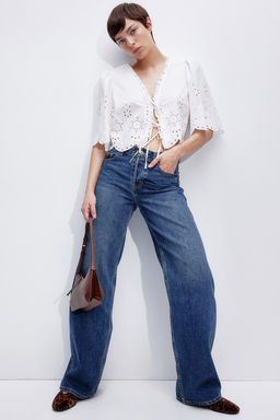 Blusa cropped con bordado ingles