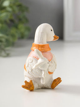 Сувенир полистоун "Белый утёнок в жилетке, с игрушкой-зайчиком" 9 см