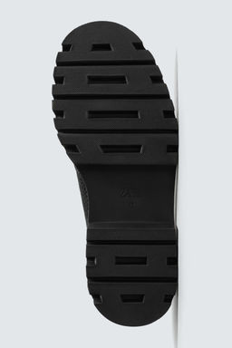 ZAPATO PIEL ENGANCHES / Negro