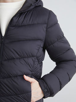 Kap??onlu Kad?n ?i?me Mont